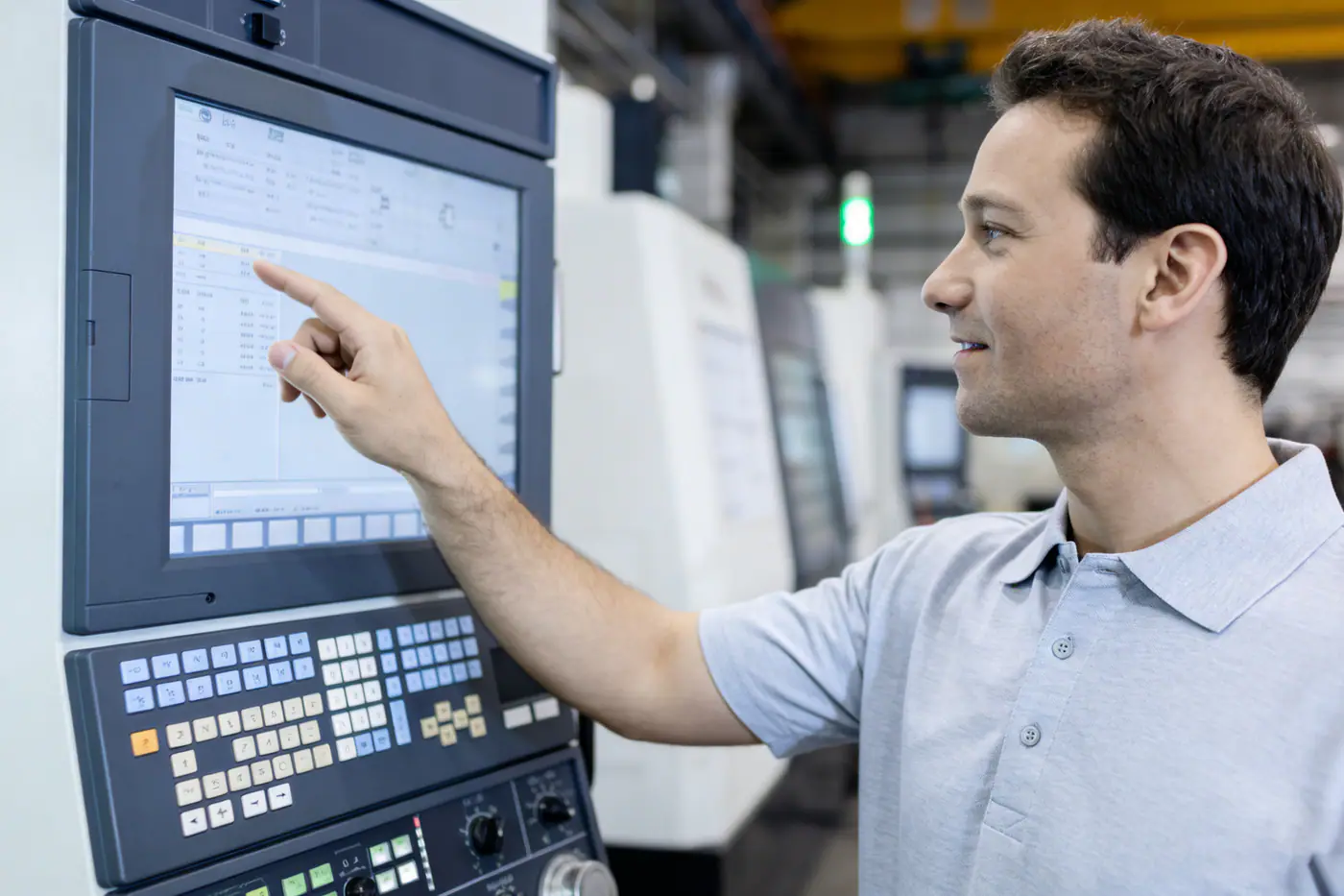 Robuster Industriemonitor mit PCAP-Touchscreen
